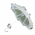 Parapluie mariage petit format avec dentelle blanche élégante, fronces sur le bord, parfait pour un style chic et romantique.