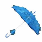 Parapluie mariage petit format, design élégant bleu avec détails en relief, accessoire chic et pratique pour le jour J.