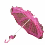 Parapluie mariage petit format en satin rose avec volants et design floral, accessoire élégant et pratique pour les cérémonies.