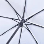 Parapluie original thème cheval, blanc avec structure noire visible, alliant design unique et robustesse contre la pluie.