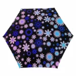 Parapluie original avec motifs floraux colorés sur fond noir, alliant protection et style pour les jours de pluie.