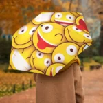 Parapluie original smiley avec motifs emojis souriants, parfait pour illuminer les journées pluvieuses d'automne.