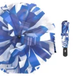 Parapluie original coloré avec motif bleu et blanc, ouvert pour protéger de la pluie, accompagné de son étui pratique.