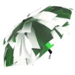 Parapluie coloré à motifs graphiques verts et blancs, original et élégant, parfait pour illuminer les jours de pluie.