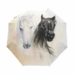Parapluie original avec illustration artistique de chevaux noir et blanc, design élégant pour les amoureux des animaux et du style.