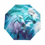 Parapluie original avec chevaux blancs galopant sur fond bleu nuageux, alliant élégance et praticité pour les amoureux d'équitation.