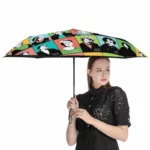 Parapluie vintage coloré avec portraits de femmes célèbres, tenu par une femme en robe noire en dentelle élégante.