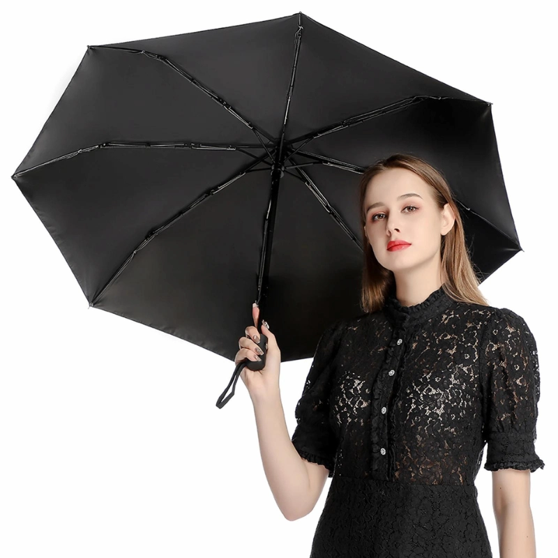 Femme stylée avec robe noire et parapluie vintage ouvert, élégance rétro et protection contre la pluie en un accessoire unique.