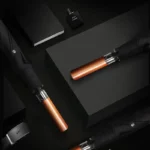 Parapluie tempête coupe-vent élégant, poignée en cuivre, avec carnet noir et flacon de parfum, fond sombre raffiné.