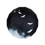 Parapluie tempête renforcé noir, design avec plumes blanches et motif nuageux, élégant et robuste pour résister aux intempéries.
