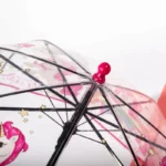 Parapluie transparent fille avec licornes et étoiles, poignée rose, structure en aluminium, style enfantin, idéal pour la pluie.