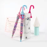 Parapluie transparent petite fille avec motifs ludiques, design moderne et accessoires colorés, idéal pour une allure joyeuse.