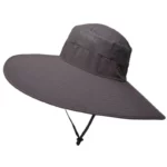 Chapeau de pluie homme gris foncé, larges bords, anti-UV, imperméable, élégant et fonctionnel pour protection solaire optimale.