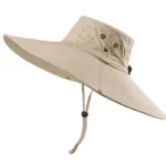 Chapeau de pluie à large bord pour homme, tissu beige avec mentonnière, protection optimale pour activités en extérieur.