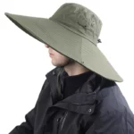 Chapeau de pluie à large bord pour homme, design élégant, protection efficace contre les intempéries, parfait avec une veste noire.