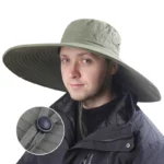 Chapeau de pluie homme à large bord vert, élégant et fonctionnel, avec bouton de réglage, parfait pour temps pluvieux et style outdoor.