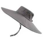 Chapeau de pluie gris à large bord pour homme, protection solaire et sangle ajustable, idéal pour activités extérieures.