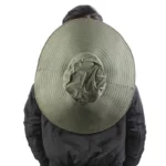 Chapeau de pluie homme à large bord vert, vu de dos, idéal pour protection pluie, style élégant, porté avec veste noire.