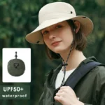 Chapeau de pluie bob femme beige anti-UV UPF 50+ avec cordon, accessoire imperméable et élégant pour protection solaire et pluie.