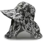 Chapeau de pluie camouflage gris au design militaire, idéal pour la pêche ou les activités extérieures, à la fois pratique et stylé.