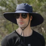 Chapeau de pluie anti-UV pour homme à large bord, idéal pour protéger du soleil lors d'activités extérieures.