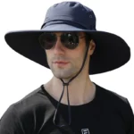 Chapeau de pluie anti-UV pour homme à large bord, élégant et fonctionnel, idéal pour une protection solaire optimale.