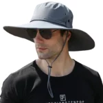 Chapeau de pluie anti-UV pour homme à large bord gris, parfait pour une protection solaire optimale lors d'activités extérieures.