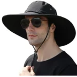 Chapeau de pluie anti-UV pour homme, noir à larges bords, élégant et pratique avec attache sous le menton, idéal pour protection solaire.