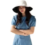 Femme avec chapeau de pluie à large bord anti-UV, style élégant en robe denim, éclairage naturel, collection taille E 27.
