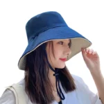 Femme avec chapeau de pluie bob souple à large bord bleu marine, élégant et pratique, parfait pour se protéger tout en restant stylée.