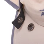 Casquette de pluie souple anti-UV avec couvre-nuque en nylon, rabat oreille, sangle noire ajustable et boutons en métal à l'arrière.