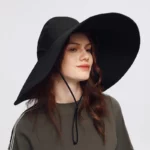 Chapeau de pluie femme imperméable noir large bord, protection anti-UV élégante, parfait pour pluie et soleil, style décontracté.