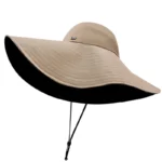 Chapeau de pluie femme beige imperméable, large bord anti-UV, protection solaire élégante avec cordon de maintien - Collection E27.