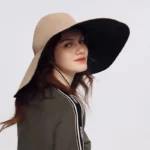 Chapeau de pluie femme imperméable anti-UV à bord large, élégance et protection solaire; idéal pour mode et confort extérieur.