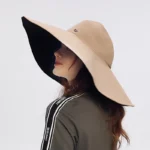 Chapeau de pluie imperméable femme, anti-UV, large bord beige et noir, élégant et pratique, idéal contre pluie et soleil.