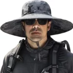 Homme en plein air avec chapeau pare-soleil anti-UV, anti-pluie à bord large, style E27, idéal pour protection solaire et intempéries.