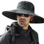 Homme avec chapeau à large bord anti-UV et anti-pluie E27, protection solaire optimale, accessoire élégant de la collection [Collection].