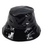 Chapeau de pluie bob noir verni imperméable, style tendance et pratique, parfait pour allier mode et protection contre la pluie.