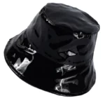Chapeau de pluie bob noir verni imperméable taille E27, élégant et pratique, idéal pour se protéger avec style des intempéries.