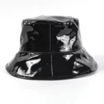 Chapeau de pluie bob noir verni imperméable, élégant et fonctionnel, idéal pour rester au sec avec style sous la pluie.