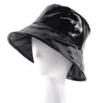 Chapeau bob noir verni imperméable de la collection [Collection], exposé sur support blanc, élégant et pratique pour la pluie.