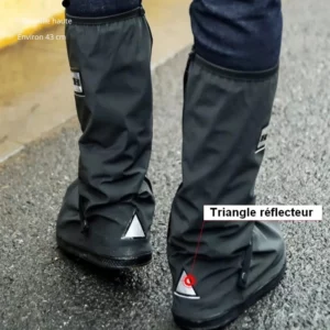 Couvre-chaussures imperméables moto avec tube haut et triangle réfléchissant, idéal pour protection et visibilité sous la pluie.