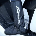 Couvre-chaussures noir imperméables pour motards, protège contre la pluie, design robuste et pratique pour la conduite par temps humide.