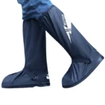Couvre-chaussures noirs imperméables pour motards, design pratique et résistant, parfaits pour rouler sous la pluie.