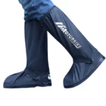 Couvre-chaussures noirs imperméables pour motards, protège efficacement les pieds contre la pluie, idéal en extérieur.