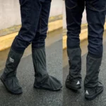 Bottes de pluie imperméables en nylon noir pour moto, protège-chaussures stylées sur surface mouillée, parfaites pour la pluie.