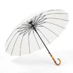 Parapluie canne en bambou élégant, toile blanche, structure noire, poignée bois tourné, accessoire durable et raffiné.