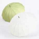 Grand parapluie canne en bambou, vert clair et blanc, design élégant, structure à huit panneaux, idéal pour toute saison.