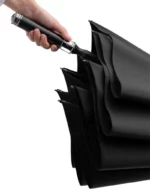 Grand parapluie noir chic et pliant, design moderne et élégant, parfait pour un style raffiné et une protection optimale.