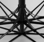 Grand parapluie chic de la collection [Collection], en métal noir robuste, avec rayons et mécanisme d'ouverture élégants.